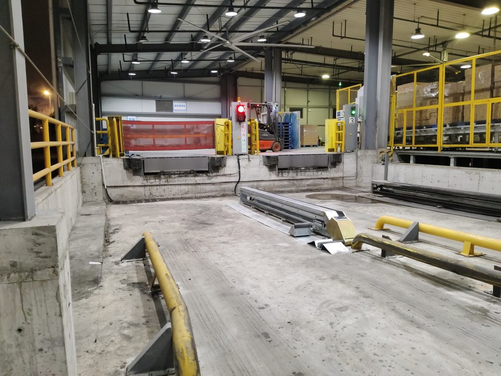 Case Study: Mondelēz International – Optimizing Dock Safety with AWL-3200 Vehicle Restraints